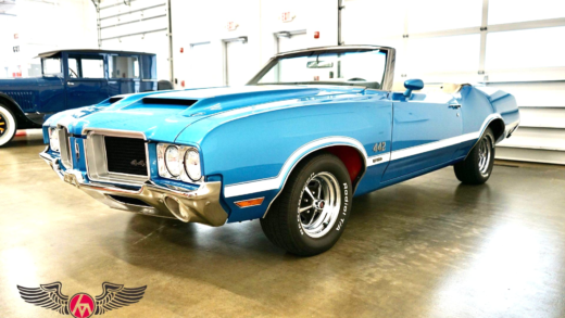 1971 Oldsmobile 4-4-2 W-30 classic muscle car